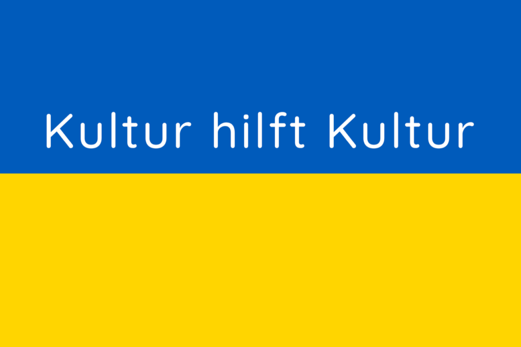 Ukrainische Fahne mit der Aufschrift "Kultur hilft Kultur"