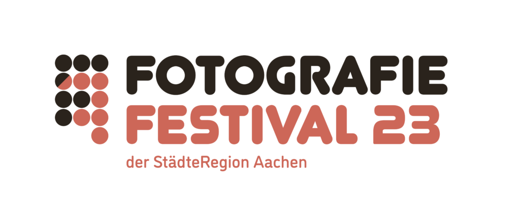 Logo, schwarz und orange auf weiß FOTOGRAFIE FESTIVAL 23 der Städteregion Aachen, links schwarze und rote Punkte