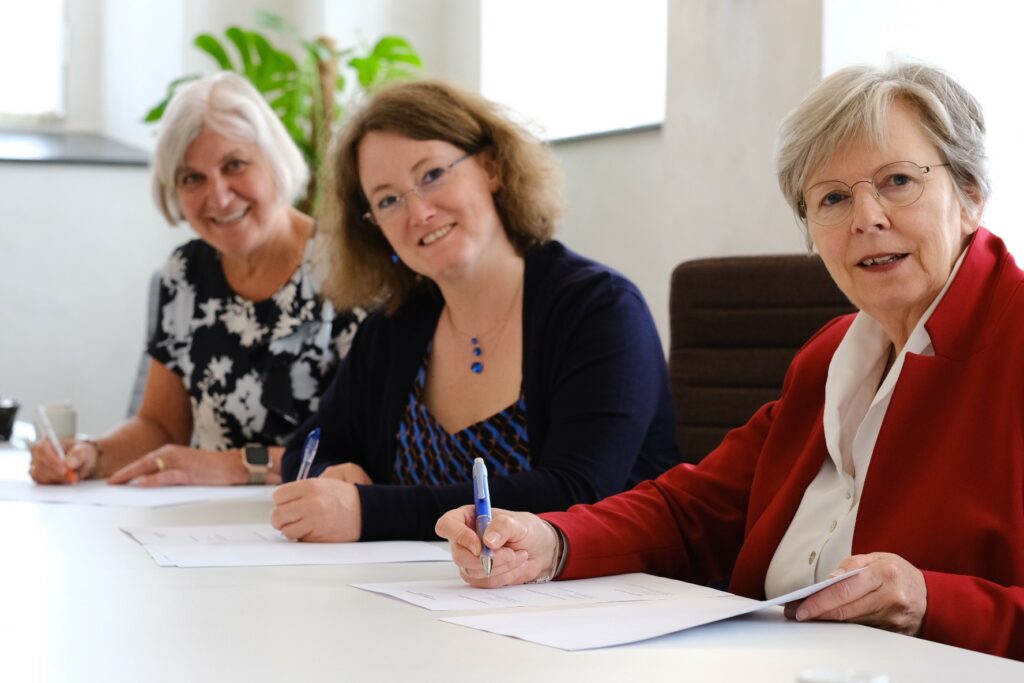 Foto von Frau Prof. Dr. Vaeßen, Maike Hajjoubi und Helmy Koolen bei der Unterzeichnung der Kooperationsvereinbarung der drei GrenzInfoPunkte.