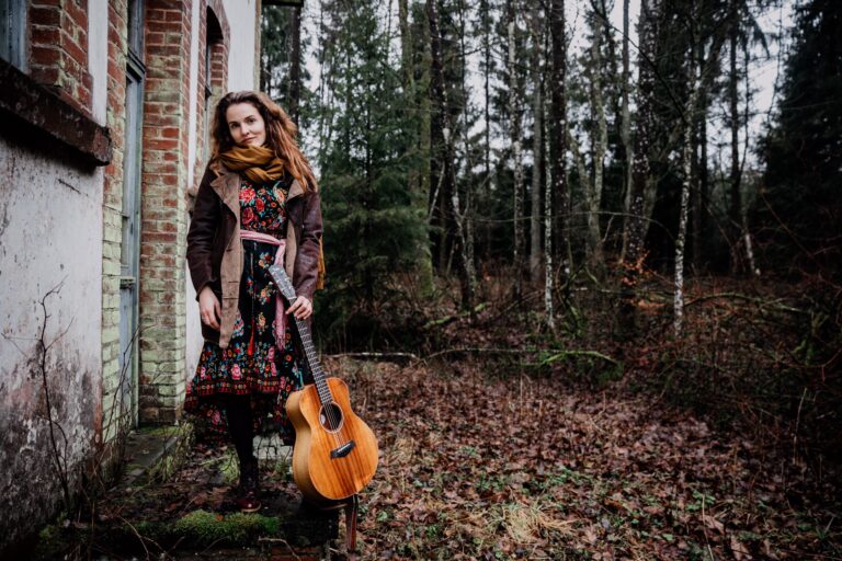 Mary Schumacher mit Gitarre im Wald