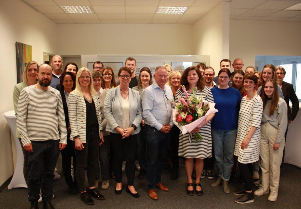 Ulla Thönnissen, Landrat Stephan Pusch und das gesamte Team der Region Aachen gratulieren Susanne Ladwein zum 25-jährigen Dienstjubiläum.