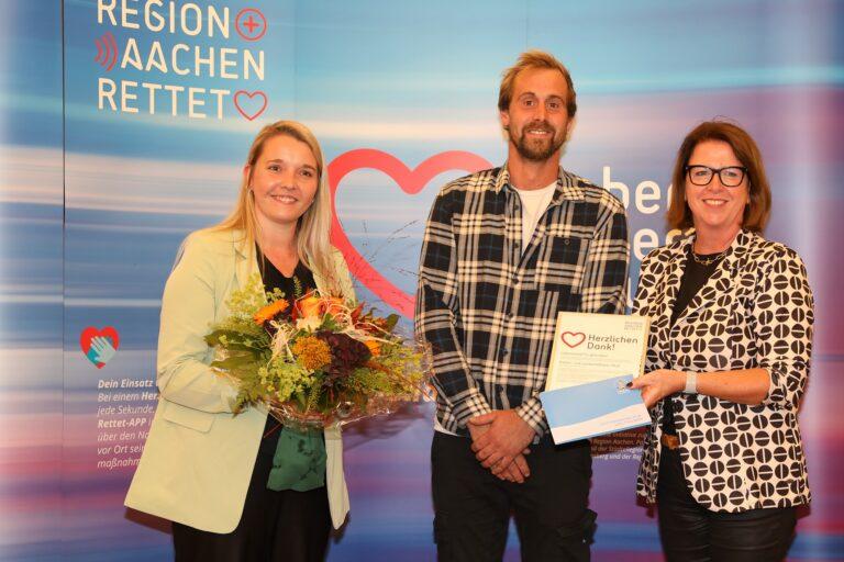 Ulla Thönnissen mit Laura Löbb und Michael Heck, die für den Garten- und Landschaftsbau H. Müller die Auszeichnung entgegen nahmen.