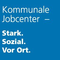 Schriftzug Kommunale Jobcenter- Stark. Sozial. Vor Ort. Weiße Schrift auf königsblauem Grund